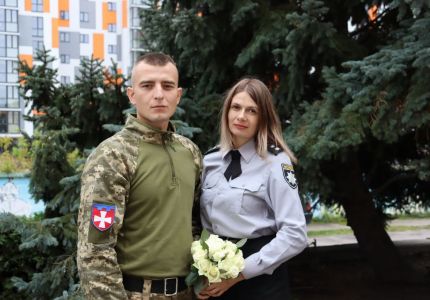  У Вараші одружилися військовослужбовець та поліцейська